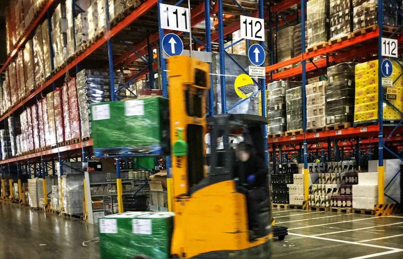 Palettes de produits stockées dans un entrepôt logistique