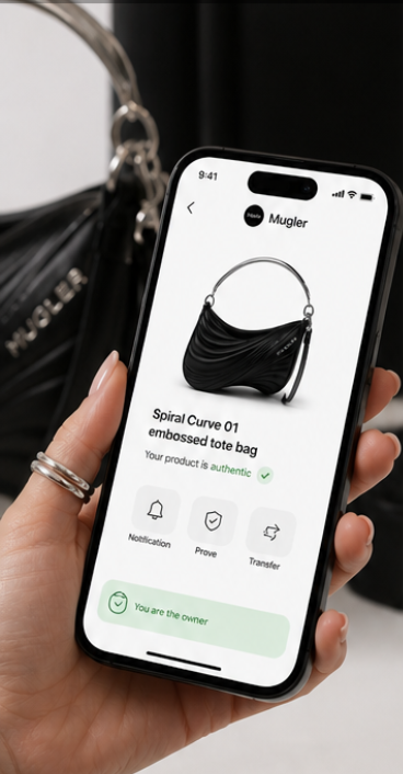 Propriétaire consultant son passeport Mugler Spiral Curve sur mobile